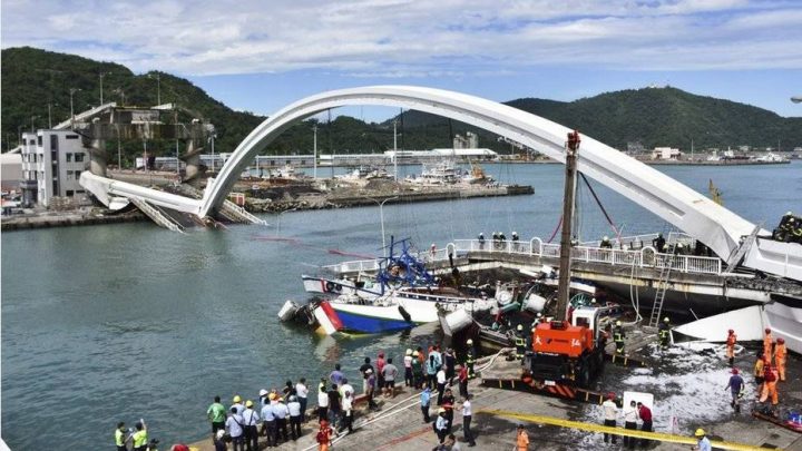 What caused the Taiwan bridge collapse?